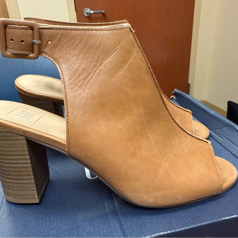 Gap Tan Leather Peep-Toe Heels size 11 new